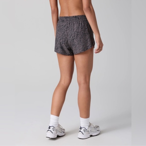 Vuori Clementine 2.5” inch short 2.0 color Chia stucco size small - Picture 3 of 7